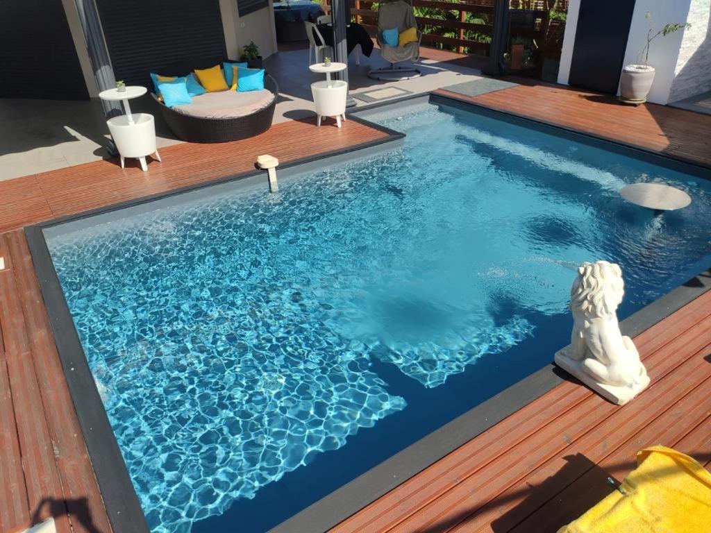 MALAKA F1 TOUT CONFORT Le Moule avec Piscine Extérieur photo