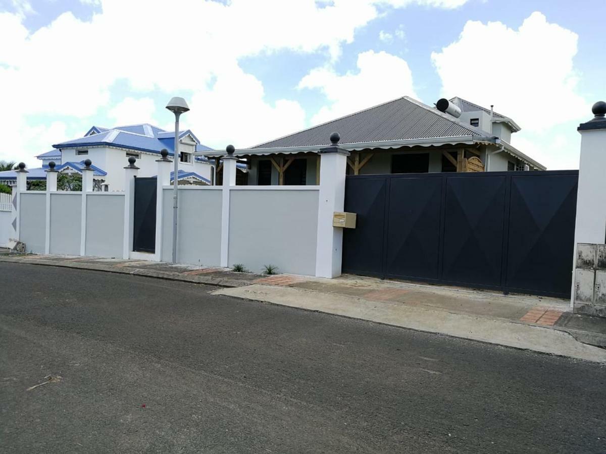 MALAKA F1 TOUT CONFORT Le Moule avec Piscine Extérieur photo